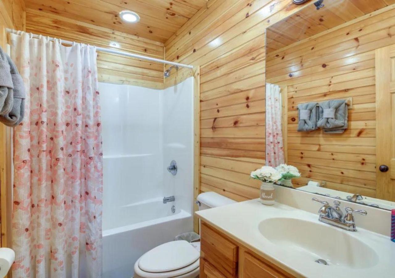 Fabulous Pet-Friendly, Family Cabin With Outdoor Kitchen, Hot Tub, Sauna, Fireplace, Theater Room, Arcade, Pool Table, And Fire Pit Within Minuties Of Dollywood Sevierville Ngoại thất bức ảnh