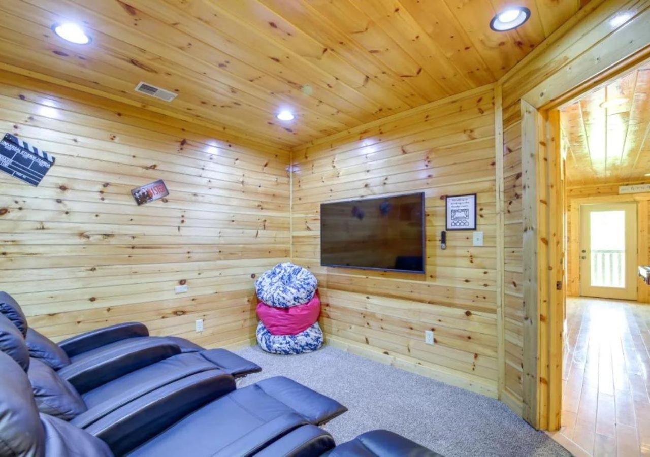 Fabulous Pet-Friendly, Family Cabin With Outdoor Kitchen, Hot Tub, Sauna, Fireplace, Theater Room, Arcade, Pool Table, And Fire Pit Within Minuties Of Dollywood Sevierville Ngoại thất bức ảnh